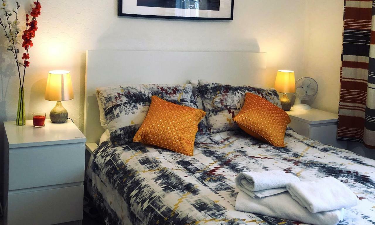 33Sm12 Dreams Unlimited Serviced Accommodations Staines Stanwell Екстериор снимка