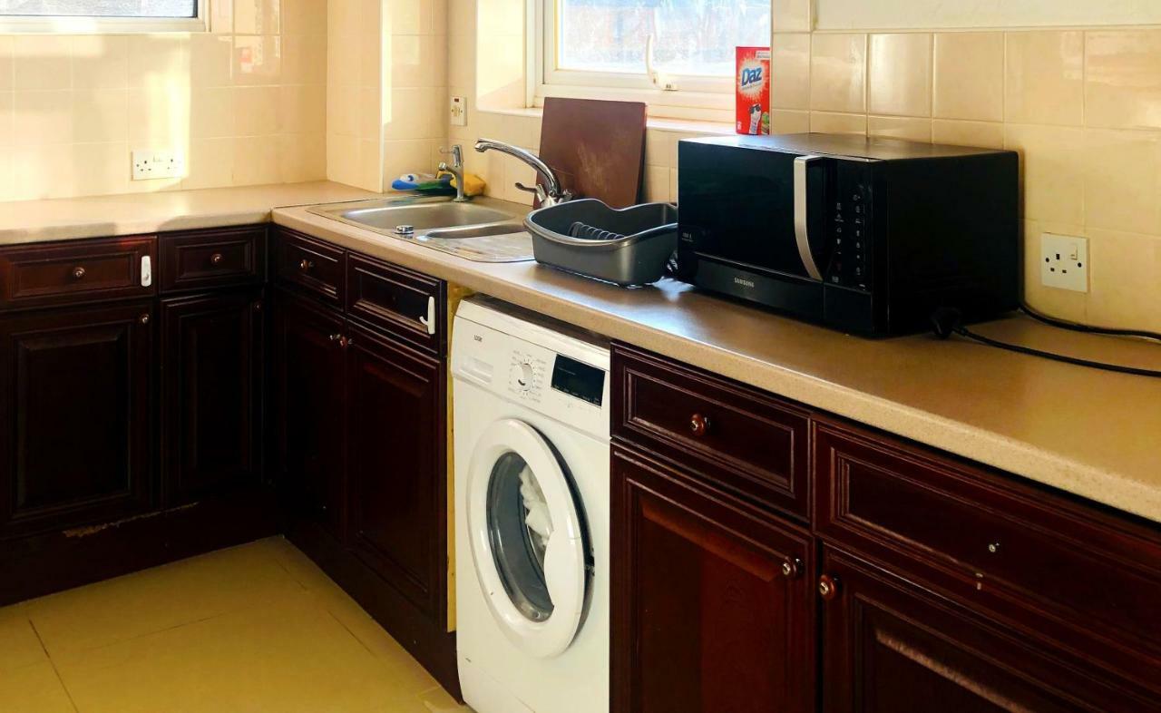 33Sm12 Dreams Unlimited Serviced Accommodations Staines Stanwell Екстериор снимка